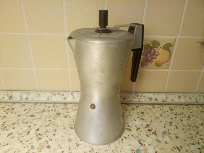 По функционалу советская гейзерная кофеварка была аналогична современным. / Фото: monetnik.ru