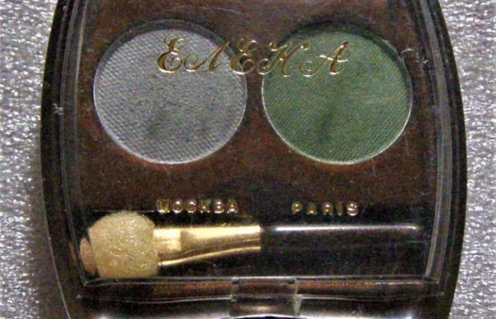 Самыми популярными оттенками теней был голубой и зеленый. / Фото: auction.ru