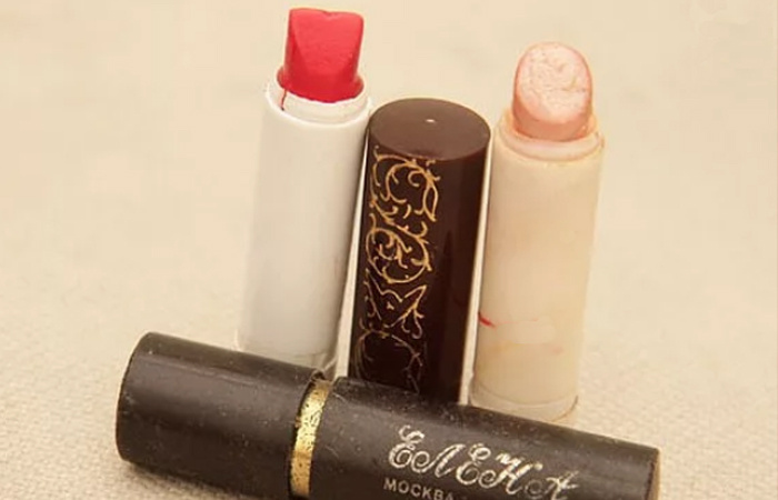 В СССР настоящая помада должна была быть исключительно красного оттенка. / Фото: livemaster.by