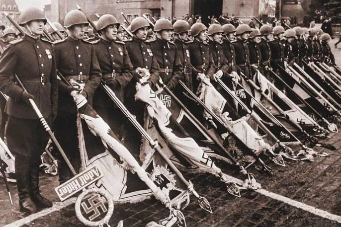 На фото: "публичная казнь" штандартов гитлеровских войск на первом Параде Победы 24 июня 1945 года. Слева - сержант Фёдор Легкошкур с древком штандарта 1-й танковой дивизии СС "Лейбштандарт СС Адольф Гитлер".