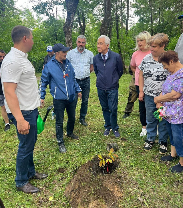 Депутат Владимир Васильев заложил дубовую рощу в Твери 
