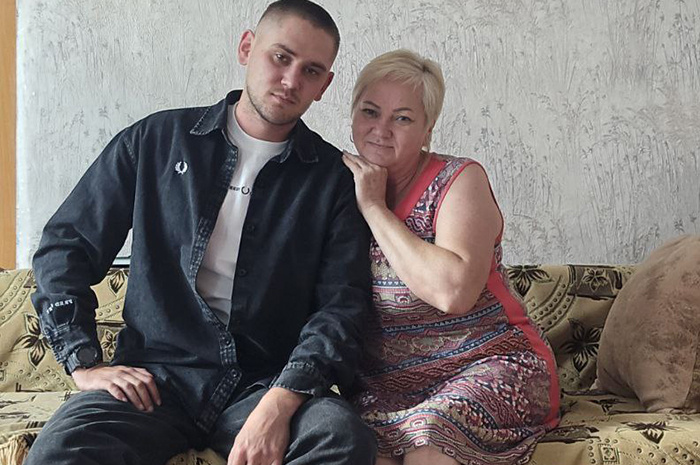 Прошлый день рождения (а праздник у Артема 19 октября) защитник Отечества отпраздновал на фронте. Родные надеются, что 28-летие он отметит в кругу семьи.