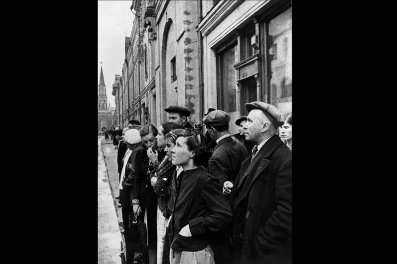 22 июня 1941 года. Жители столицы слушают объявление о вероломном нападении фашистской Германии на Советский Союз.
