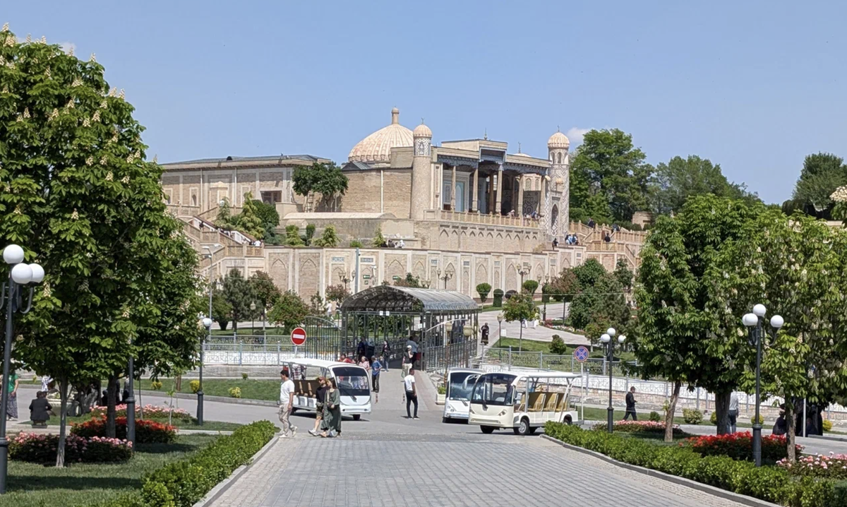 Вид от комплекса Биби-Ханым