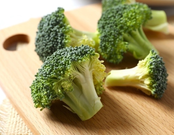 Варить, жарить или есть свежей: как приготовить брокколи, чтобы раскрыть ее противораковые свойства?