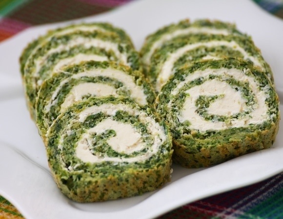 "Полено" со шпинатом, курагой и сливочным сыром — летом без этого рулета никуда