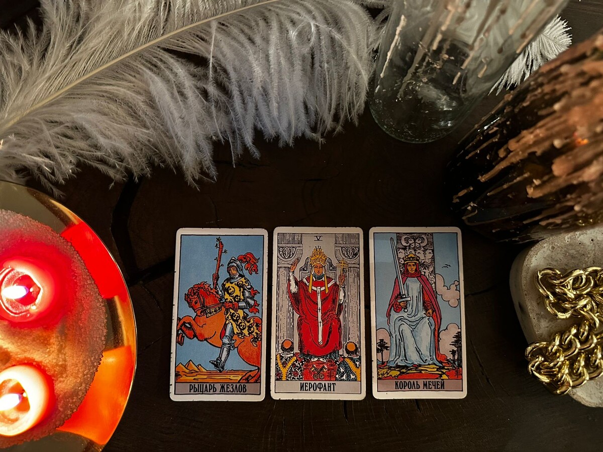 Рыцарь Жезлов, Иерофант, Король Мечей