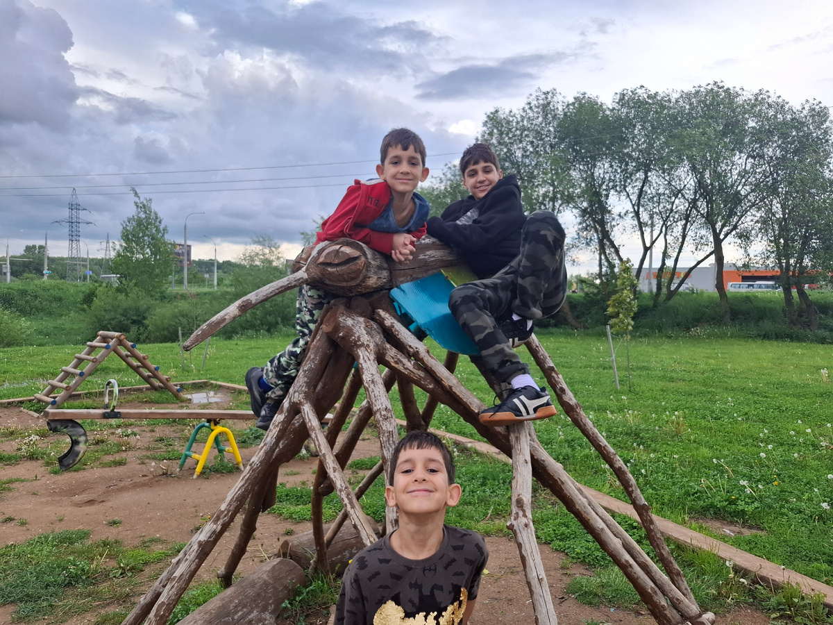 Это в первый день приезда. Юнис внизу, Ясин и Юрий вверху. 