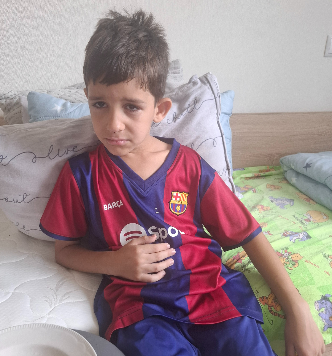 Здесь я пытаюсь его накормить, прежде чем ехать в поликлинику. Рука на фото справа