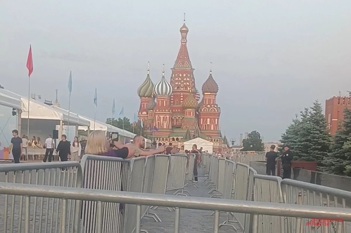    Ограждения у Мавзолея на Красной площади.