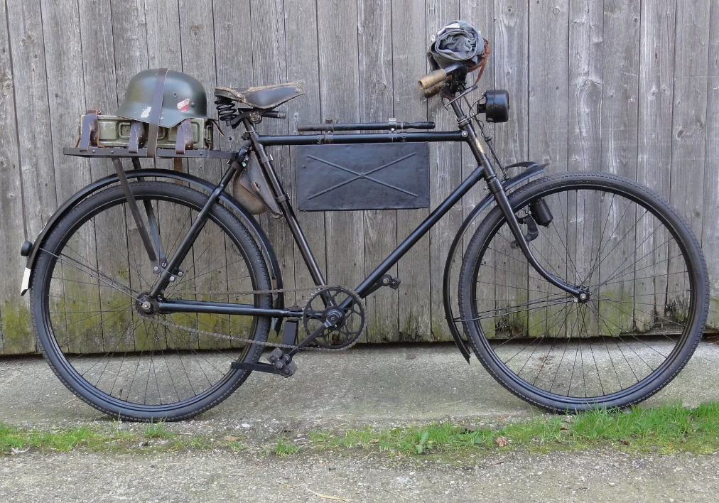 Вот тут сразу видно. Опытный немецкий велосипедист, взял покрышки полуслик. Знал, что у нас дороги не слишком хорошие. Ему это не помогло, но техническое решение было верным.