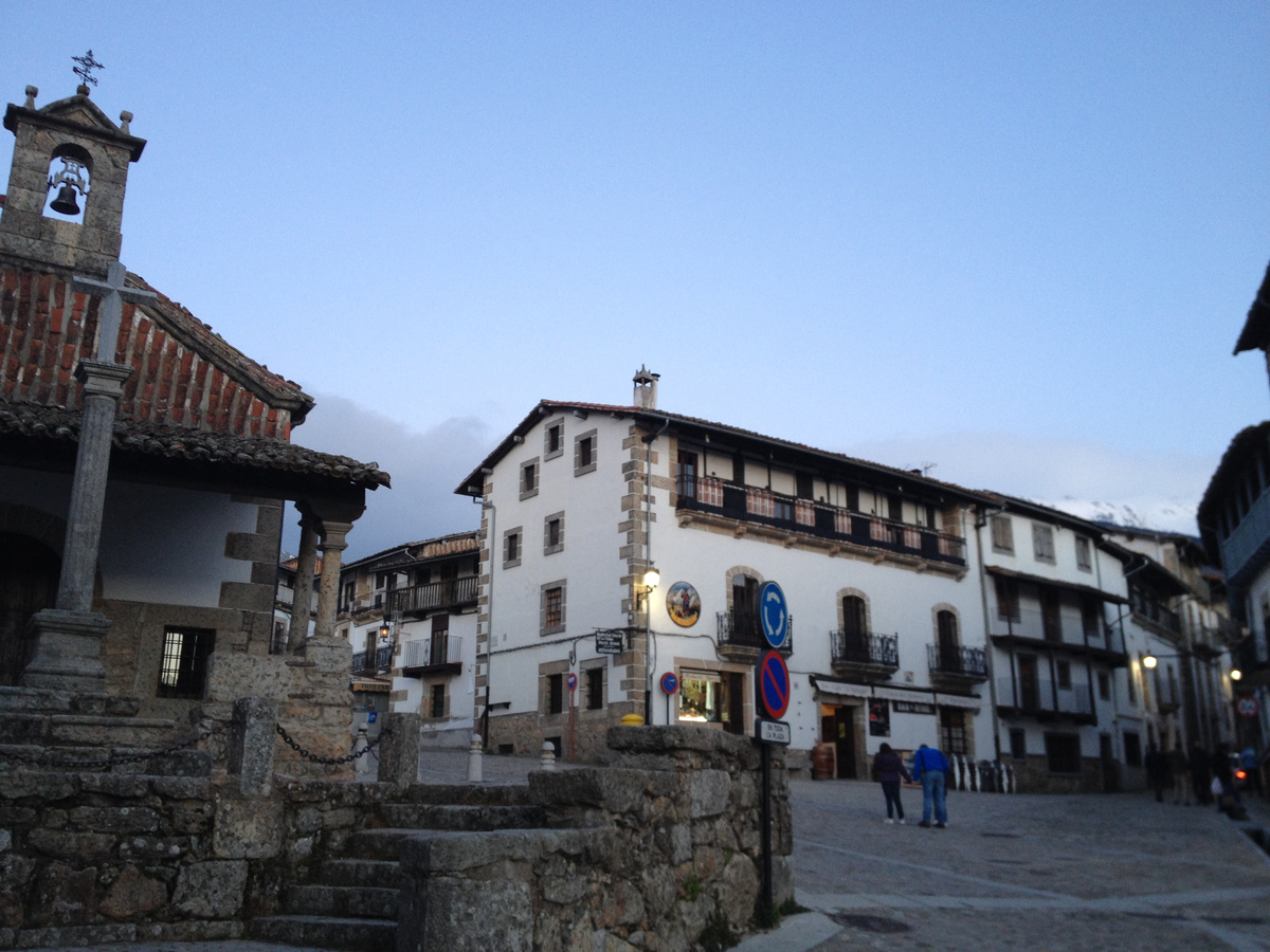 Канделарио. В таких деревушках живут преимущественно доходом от аренды туристических апартаментов