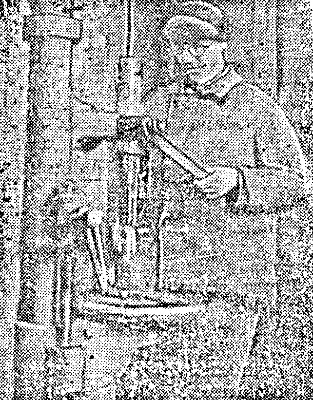 Слесарь-инструментальщик совхоза «Красная Тымь» П. В. Анциферов выполняет норму на 180 процентов. Фото И. КОРНЮШИНА.