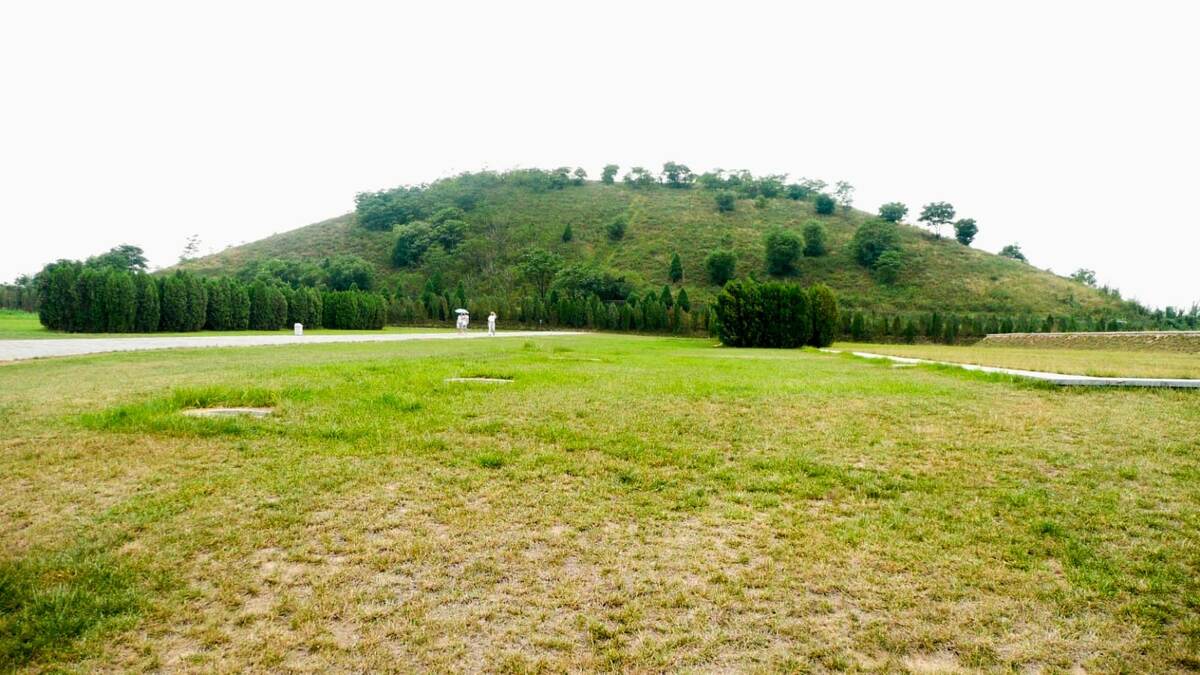 Курган, покрывающий гробницу императора Цзина из династии Хань (р. 156–141 гг. до н. э.)