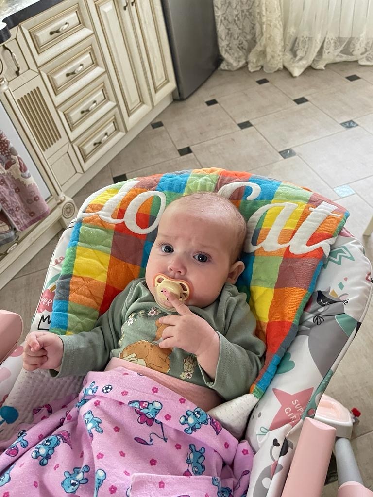 Екатерина после коликов, с соской 