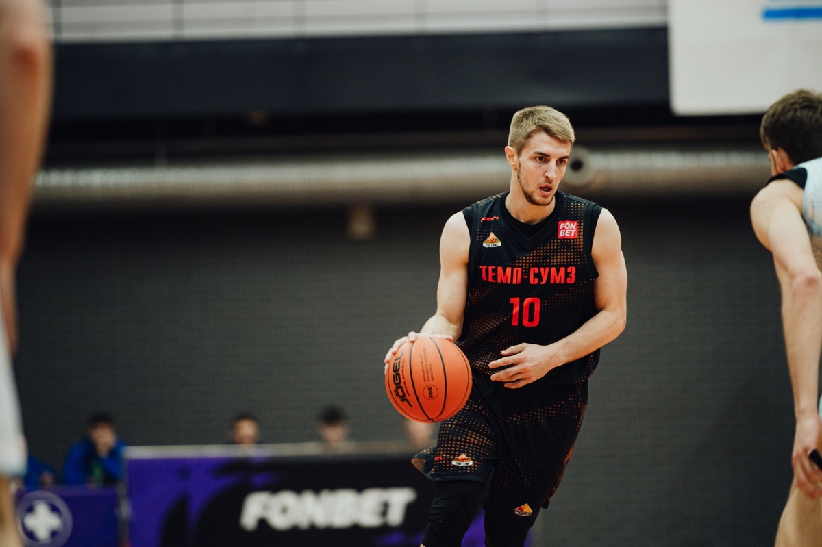 Владислав Ильинов в матче за «Темп»