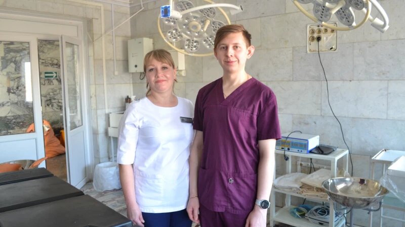     Наталья Титова и Сергей Козорезов, медики операционного блока отделения травматологии и ортопедии БСМП №2 Предоставлено altapress.ru