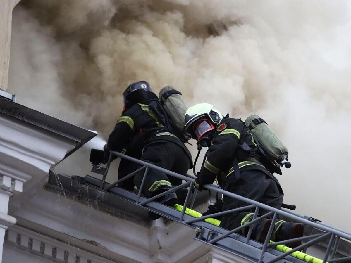    Сотрудники пожарной службы МЧС РФ тушат пожар в здании военного госпиталя на Советской улице в Туле© РИА Новости / Алексей Пиратов