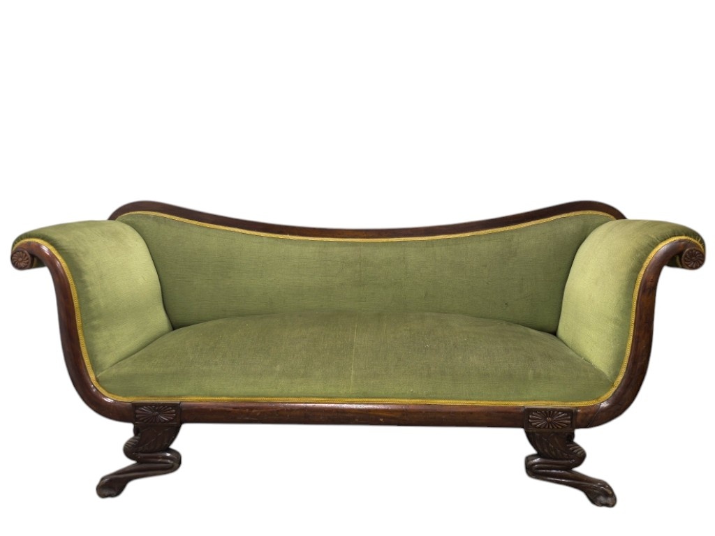 Диван антикварный с ножками в виде лап