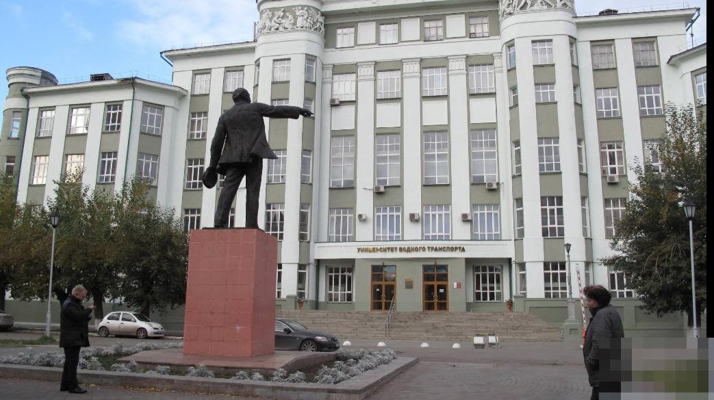 В сквере «Водник» модернизация предстоит и известному памятнику, но за него общественность не вступается. Фото Тимура Ханова.