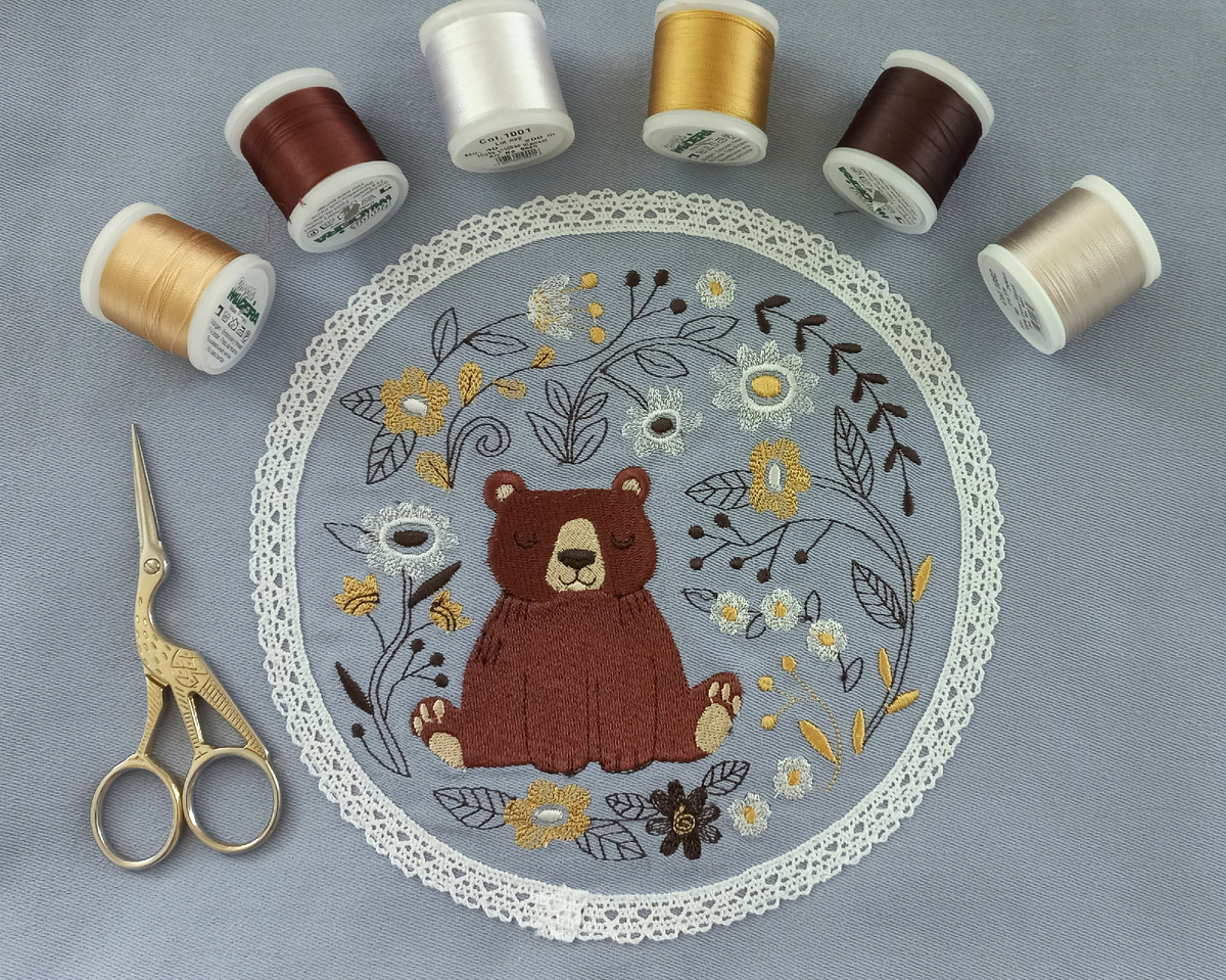 вышивка милого мишки в рамке из хлопкового кружева