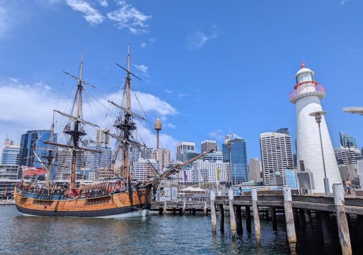 В заливе стоит копия корабля, на котором в 1770 году с востока приплыл Джеймс Кук во время своего первого кругосветного путешествия.
