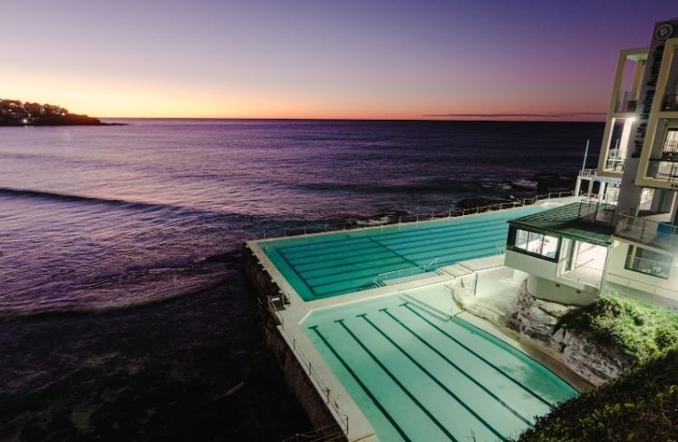 В городе очень много бассейнов, вырубленных в океане из камня
