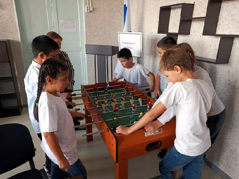 Дети играют в футбол в новом Центре детских инициатив