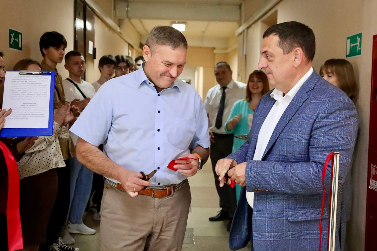 Красную ленточку разрезал ректор СибГИУ А.Б.Юрьев (слева)