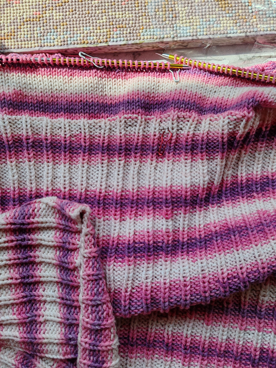 от красного маркера начинала вязать. А белый маркер для следующего отчёта. Вяжу из YarnArt jeans crazy