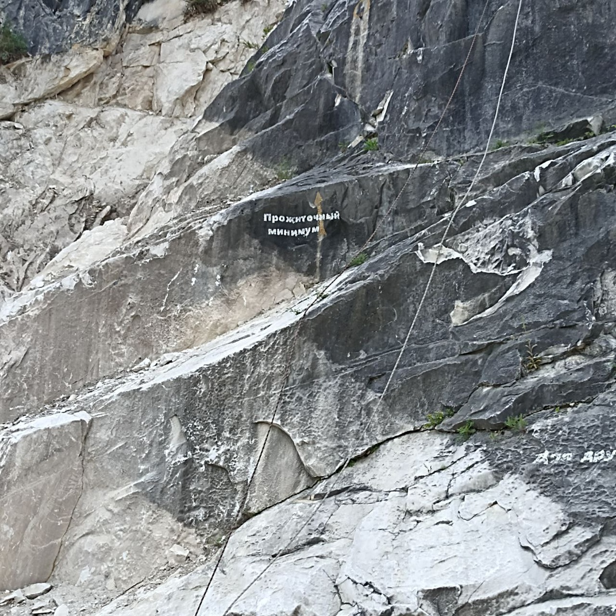 Пару месяцев назад на встрече меня спросили про фразу "копейка рубль бережёт". Обещала написать пост, а вчера наткнулась на другую мудрость: "жадный богатым быть не может". И задумалась — а ведь эти мысли, хоть и кажутся противоположными, тесно связаны.  

💎 Как "копейка рубль бережёт" помогает стать богатым?
Бережливость — это умение ценить деньги и тратить их с умом. Это когда ты экономишь, но не жадничаешь. Например, инвестируешь в качественные инструменты или знания, которые принесут доход. Бережливый человек строит богатство шаг за шагом.  

🚫 Почему жадность мешает?
Жадность разрушает отношения: люди не хотят сотрудничать с теми, кто "тянет одеяло на себя". 
Богатство — это не только про финансы, но и про отношения с людьми. 

Бережливость помогает копить и приумножать, а жадность оставляет ни с чем.