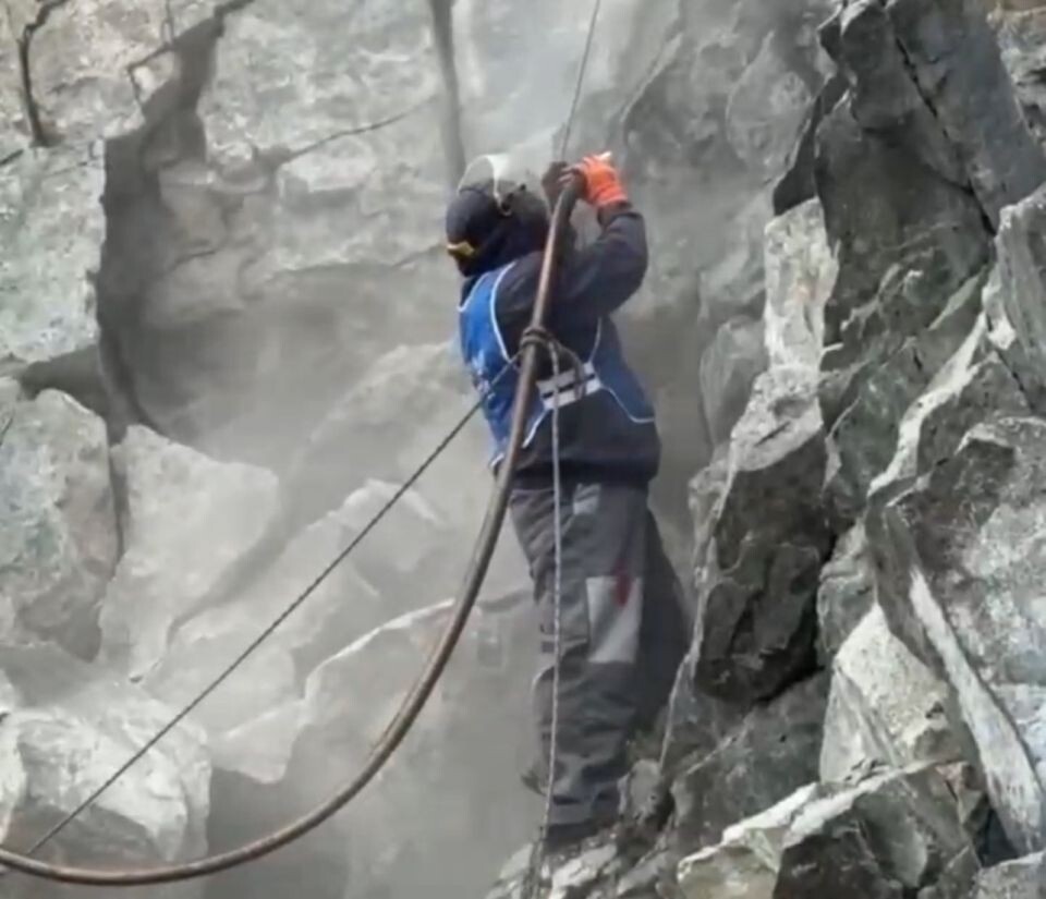    Удаление надписей со скал на Алтае. Источник: "Чистый Алтай"