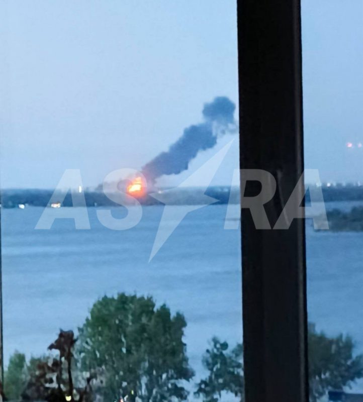  Пожар в Энгельсе. (Фото канала Астра. Признан иностранным агентом на территории РФ).