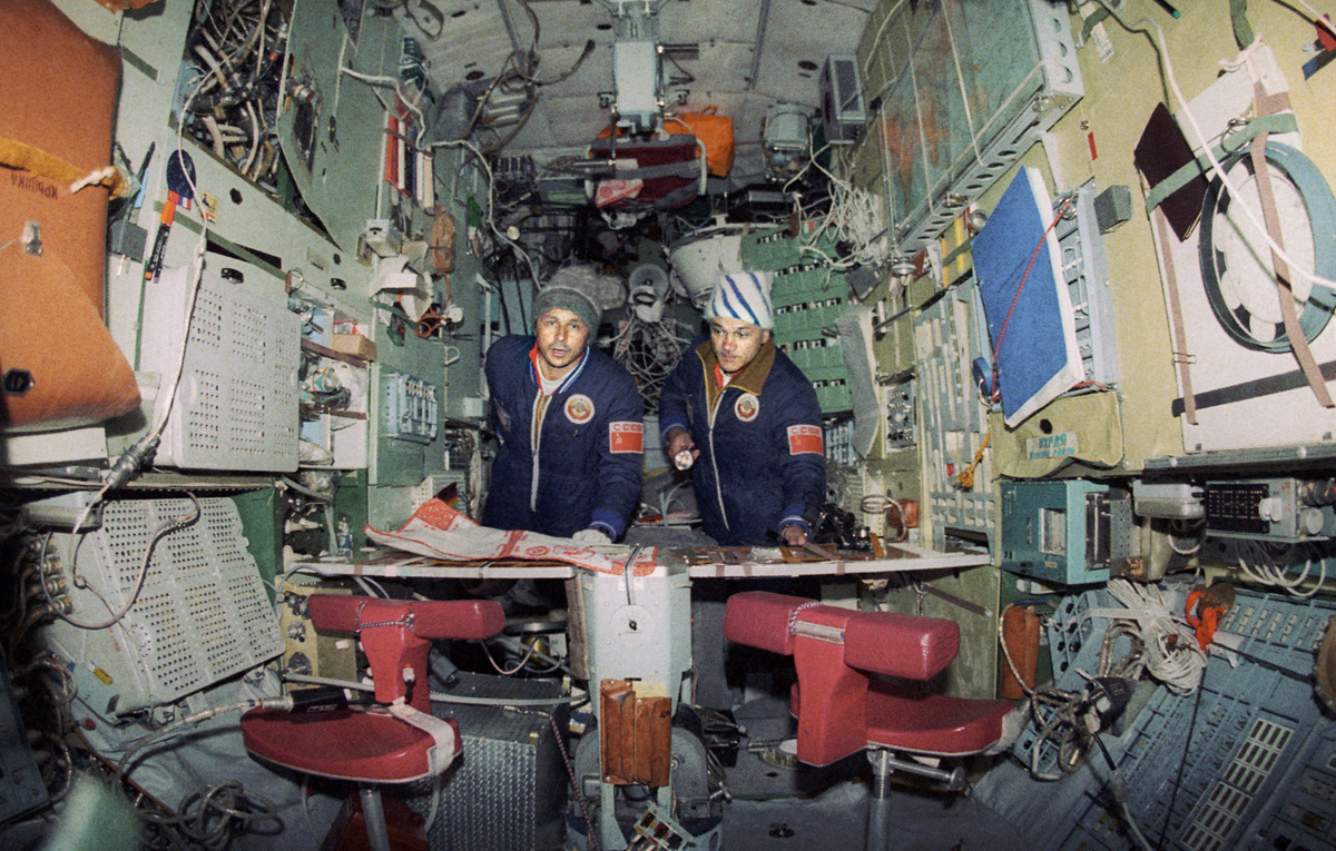    Космонавты Виктор Савиных и Владимир Джанибеков на орбитальной станции "Салют-7", 1985 год  ТАСС