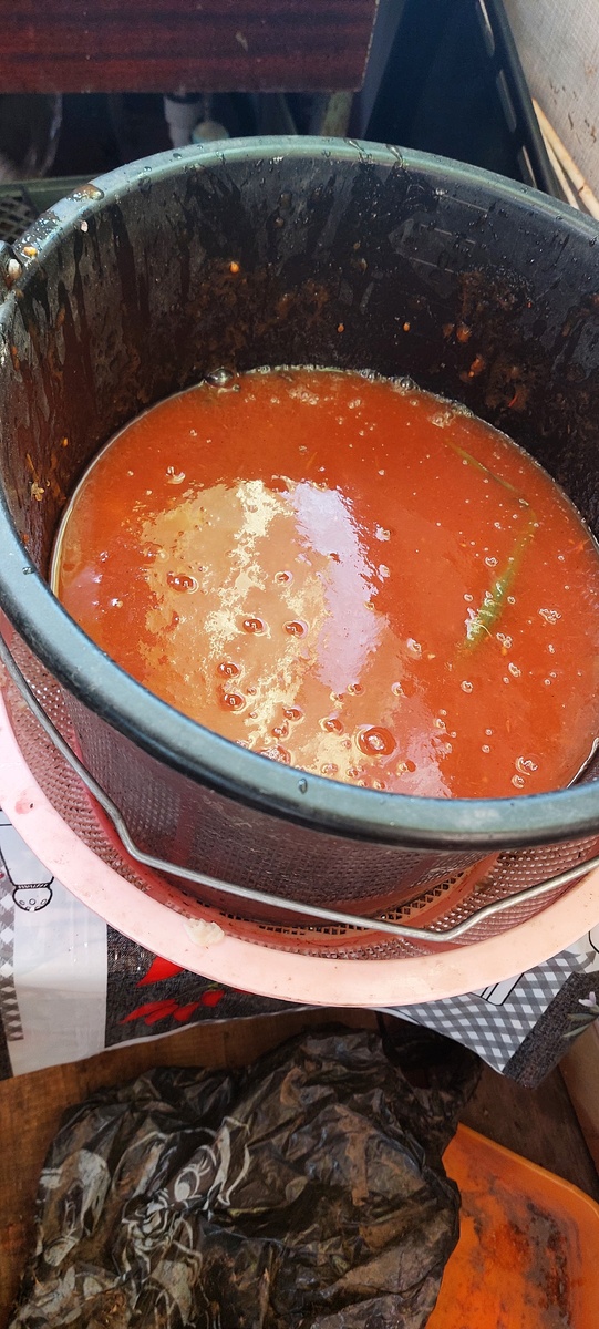  Краска как у Петрово-Водкина получилась! Оттенок такой. И без смешивания. А когда крутила эти томаты погружным блендером, скорее всего представляла, что будем пить зимой этот "подсоленный томатный сок со вкусом СССР", прмните, как раньше мы его пили в кинотеатрах и часто стояли солонки и лежали ложечки рядом...