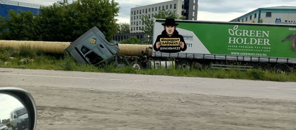    Водитель большегруза пострадал в аварии на Павловском тракте в Барнауле. Источник: Инцидент Барнаул