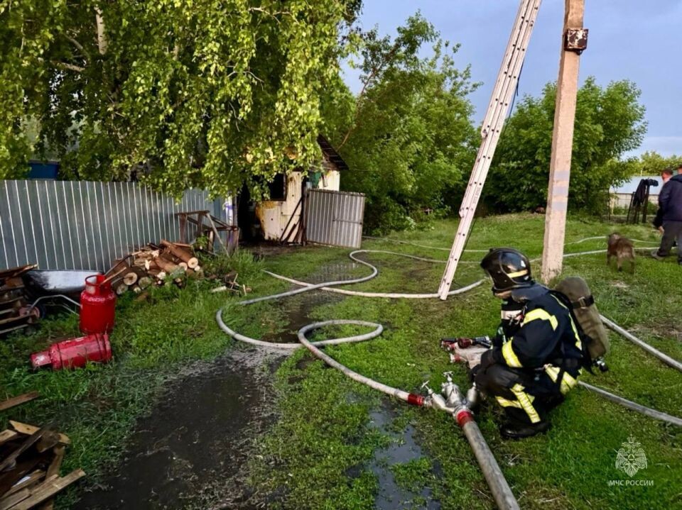    В Барнауле загорелся дом после удара молнии в крышу. Источник: МЧС Алтайского края