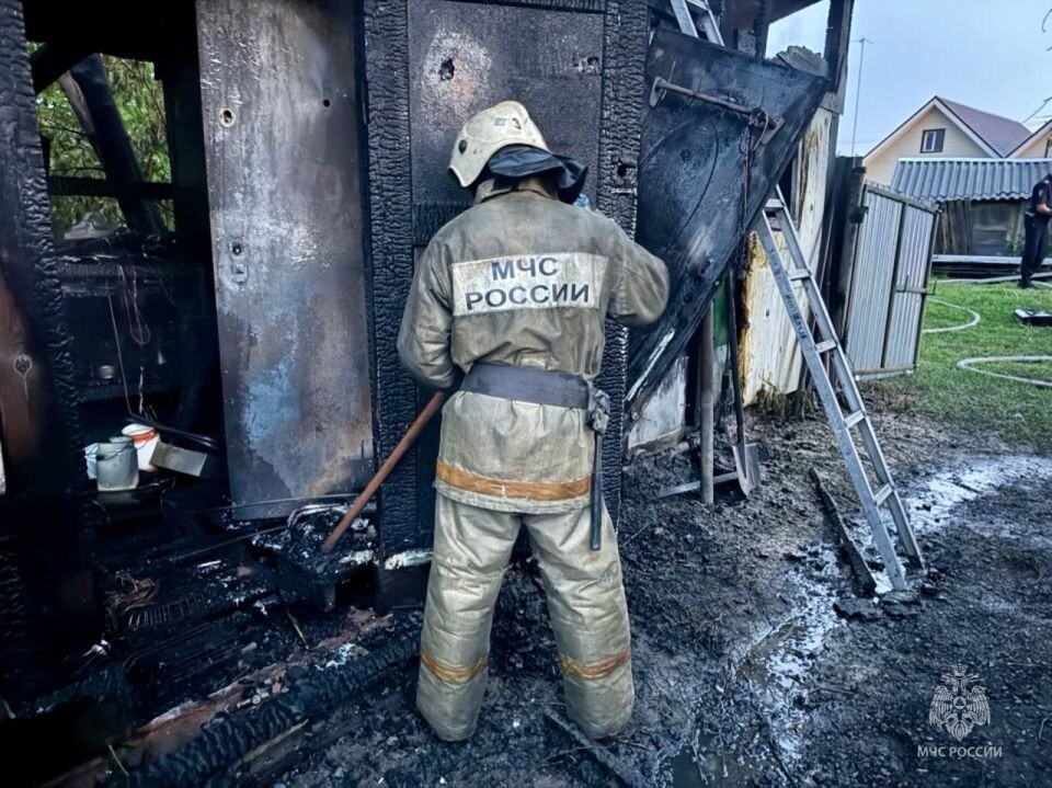    В Барнауле загорелся дом после удара молнии в крышу. Источник: МЧС Алтайского края