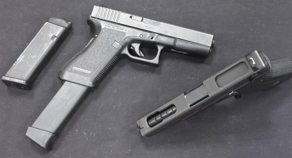 Пистолет "Глок-18" с удлиненным магазином и пистолет "Глок-18С" с вырезами в кожухе затвора и газовыми портами в стволе.