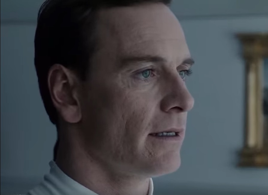 Пять лет прошло с фильма "Прометей", так что робот Дэвид изрядно постарел)).  