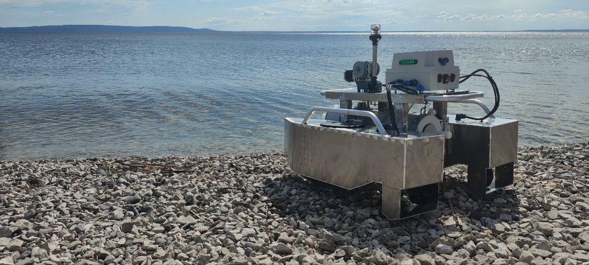 На фото мы видим неокрашенную версию. Перед отгрузкой заказчику судно обретет яркий цвет, чтобы быть заметным на воде