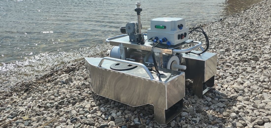 Судно оснащено батометром, устройством для сбора воды