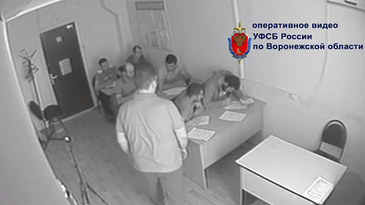    Мигранты старательно изображали на камеру, что честно сдают экзамен, но не знали, что их снимает ФСБ// Скриншот оперативного видео УФСБ России по Воронежской области