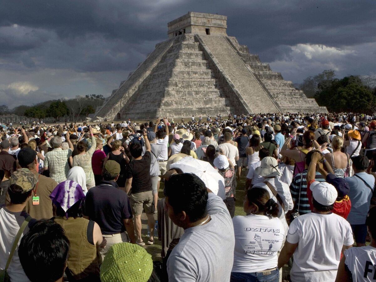    Люди возле пирамиды Кукулькан в Чичен-Ица, Мексика© AP Photo / Israel Leal