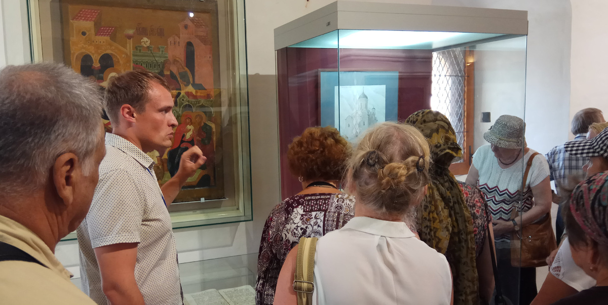 Евгений Кивелёв проводит экскурсию в Музее фресок Дионисия (филиал Кирилло-Белозерского музея-заповедника, 2018 г.)