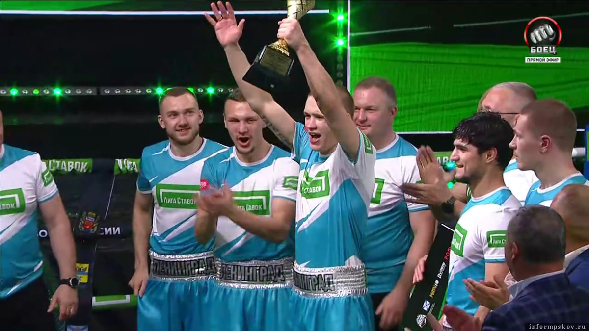 Артур Кулаков держит «Кубок Победы». Скриншот трансляции «Матч ТВ»