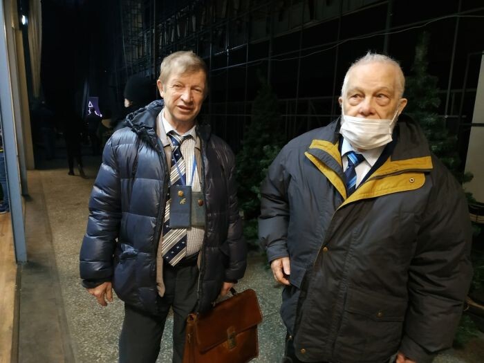    Владимир Ашкинадзи (справа) с другим известным исследователем загадки гибели группы Дятлова Юрием Кунцевичем, ныне покойным, в съемочном павильоне Первого канала. Фото: Ольга Маслова