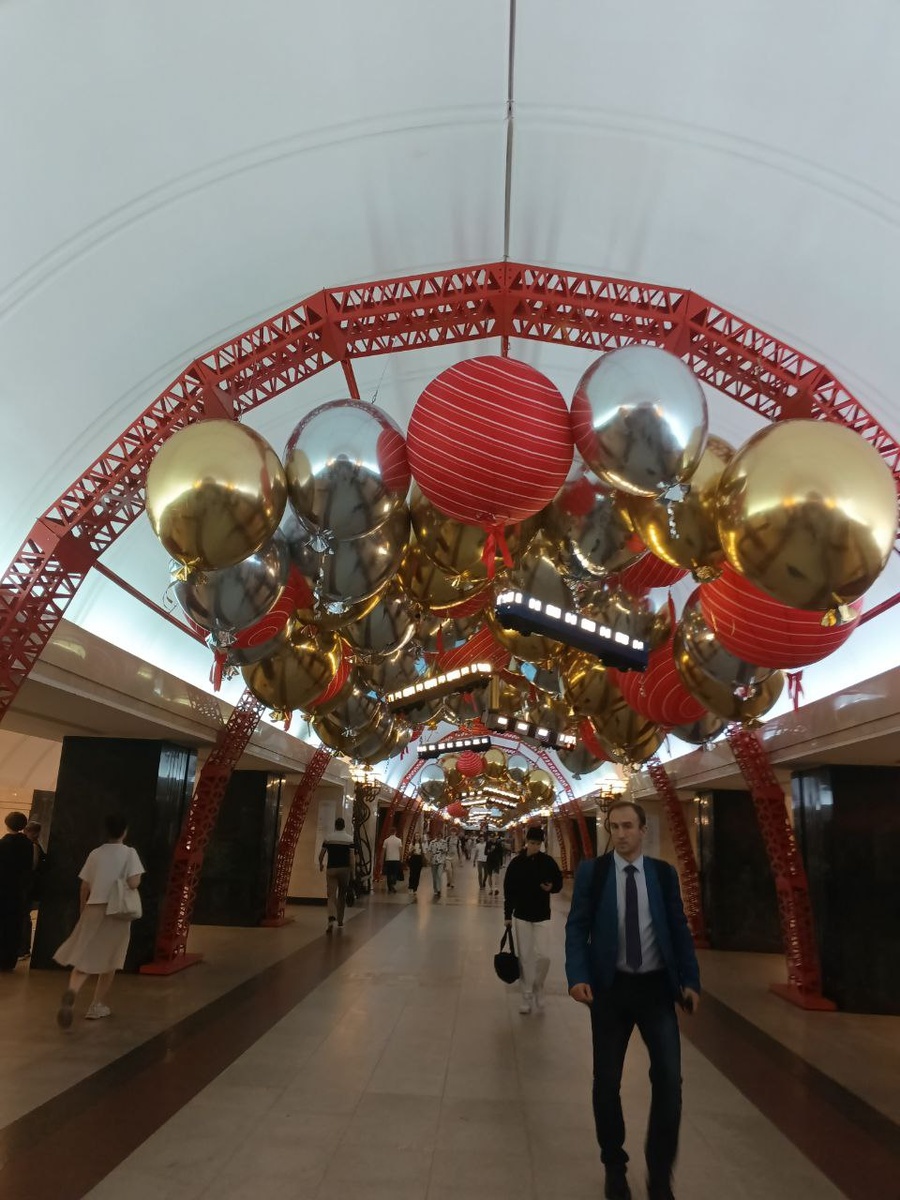 Украшению к 90-летнему юбилею на станции "Трубная" Люблинско-Дмитровской линии. Фото автора. Май 2025 г.