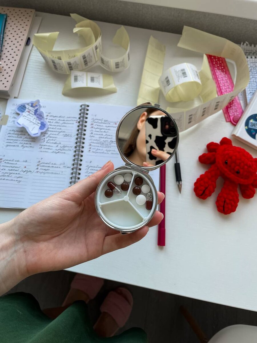 Купила очень милую табленитницу. Красиво, что мои рекомендации по профилактике поверхностного гастрита так красиво сочетаются в таблетках