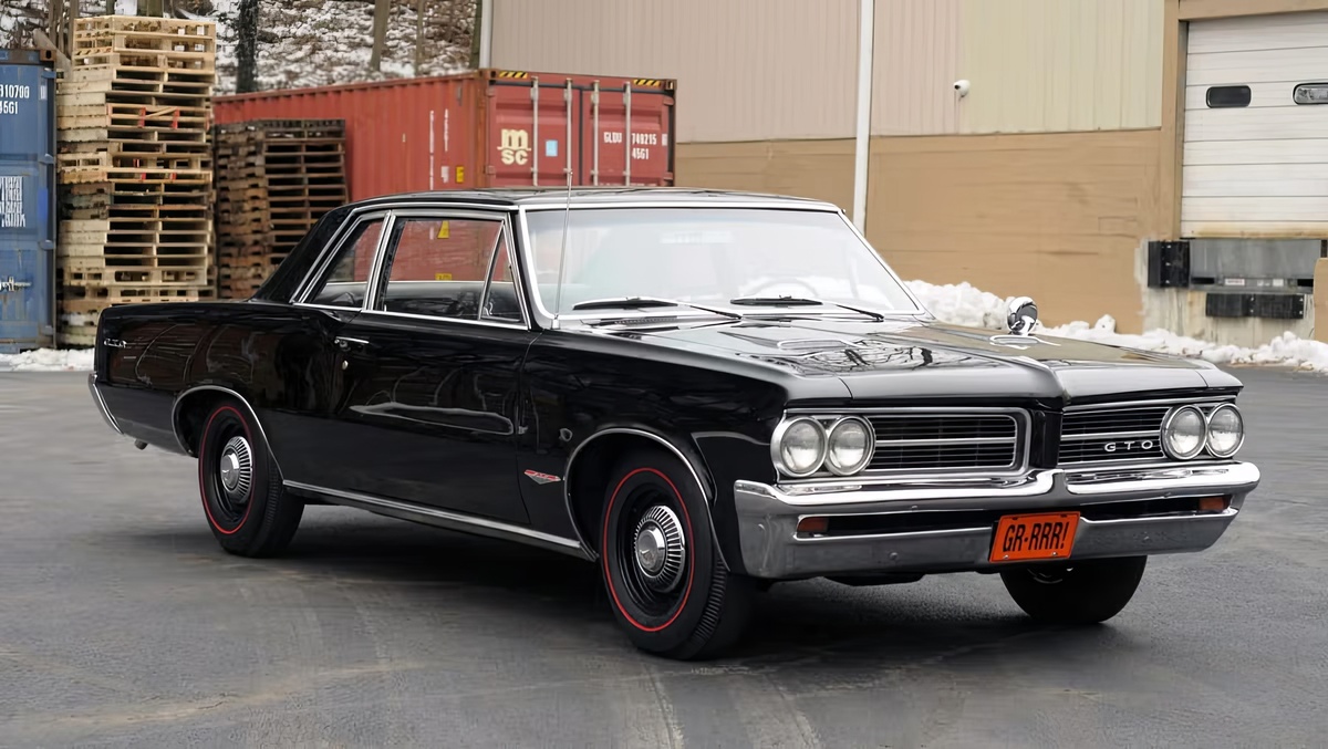 ©Bring a Trailer ©Pontiac 
